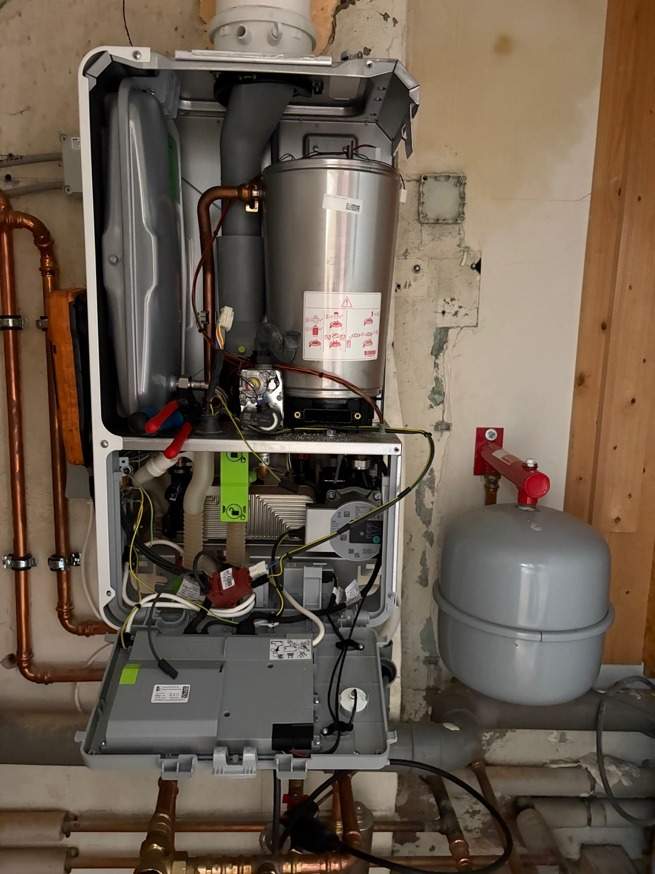 Geopende gaswandketel met warmtewisselaar tijdens een herstelling door Lieveld Technics
