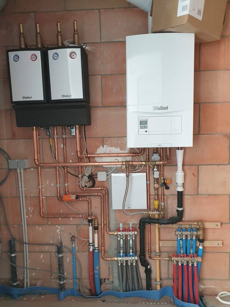 Nieuwe Vaillant condensatieketel met koperen leidingwerk en collectoren, geplaatst door Lieveld Technics in de regio Diksmuide
