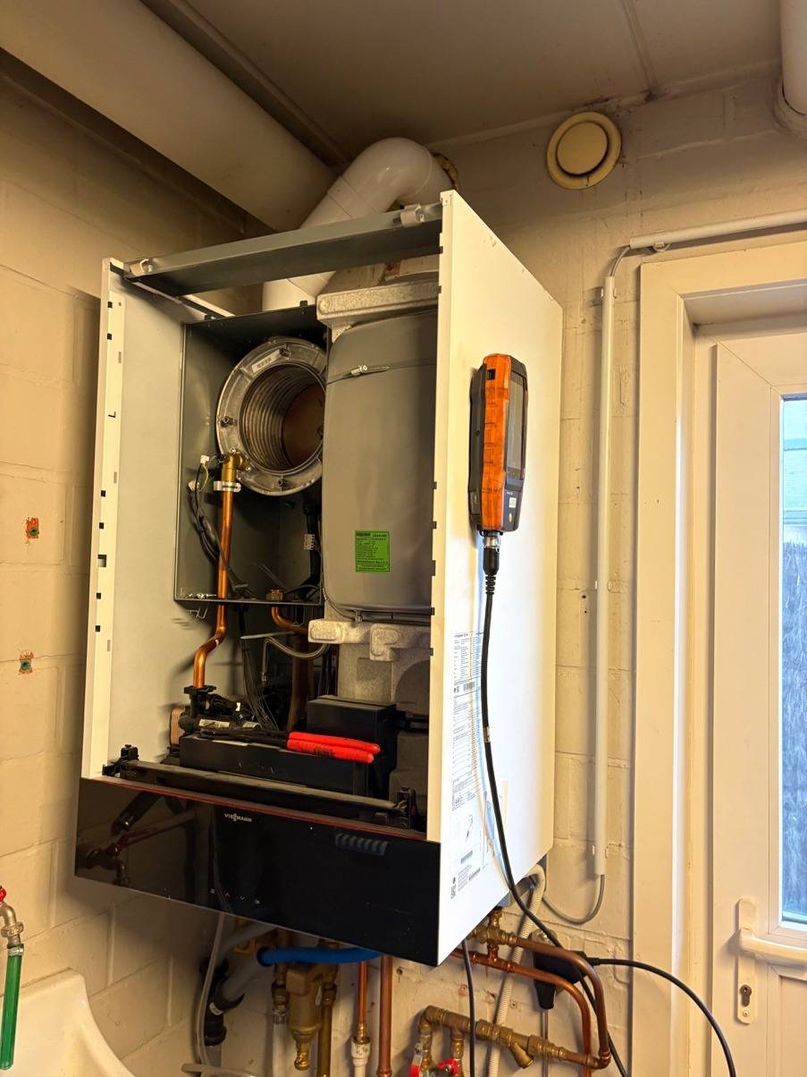 Technicus van Lieveld Technics tijdens het onderhoud van een gasketel met rookgasanalyse
