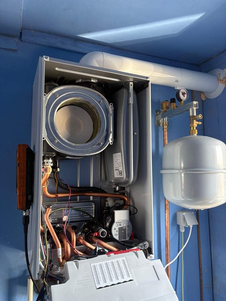 Geopende Vaillant condensatieketel tijdens het tweejaarlijkse onderhoud